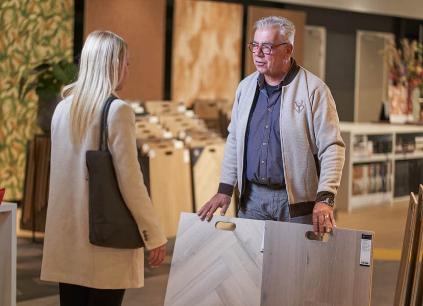 Adviseur geeft persoonlijk interieuradvies
