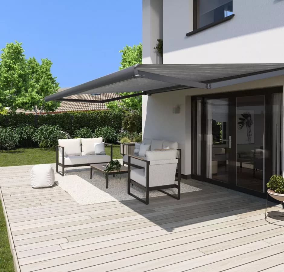 Buitenzonwering boven een terras